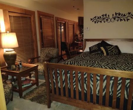 Savannah's ,woods and Water ,Outside Wedding Venue as well, Jacuzzi Cabins, Catoosa ok. area.