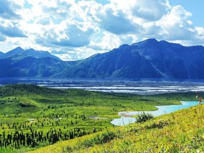 Camping in Wrangell-St. Elias National Park: Alaska's Vastness and Beauty