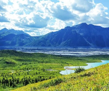 Camping in Wrangell-St. Elias National Park: Alaska's Vastness and Beauty