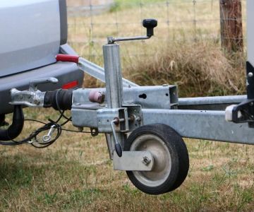 How to Handle Towing a Trailer in Strong Winds and Crosswinds