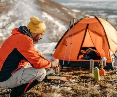 Practical Tips on How to Stay Warm While Camping in the Cold Without Electricity